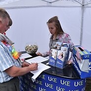Przedstawicielka UKE rozmawia z odwiedzającymi stoisko UKE