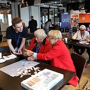 Trener UKE pomaga kodować seniorkom
