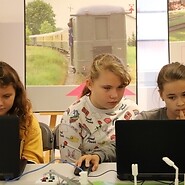 Dzieci programują matę przy laptopie