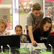 Trener UKE pomaga dzieciom kodować