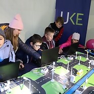 dzieci programują Inteligentne Miasto