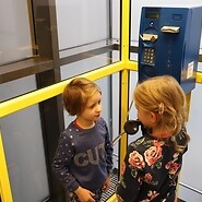 Dzieci w muzeum telekomunikacji i poczty