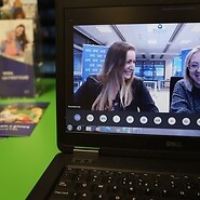 pracownicy UKE na ekranie komputera