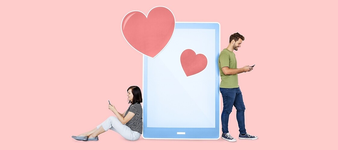 Kobieta i mężczyzna oparci o duży tablet, wysyłający do siebie SMS-y