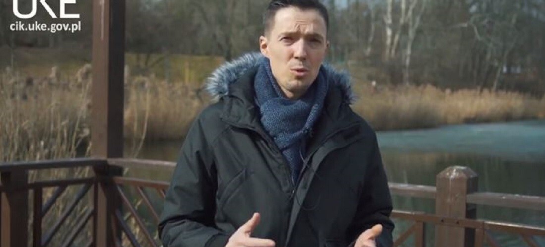 pracownik UKE podczas nagrania filmu