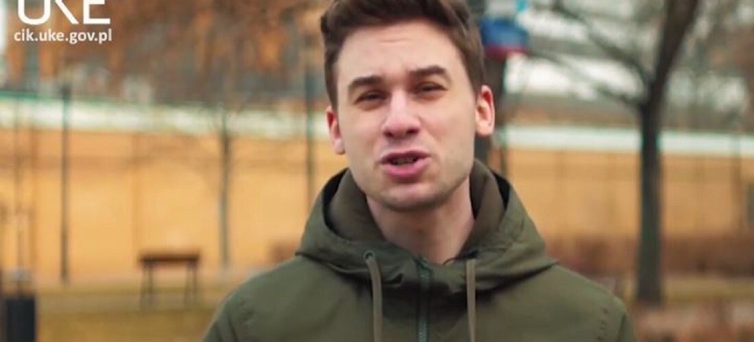 pracownik UKE podczas nagrania filmu
