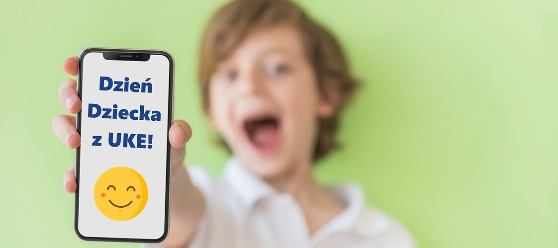 dziecko trzyma smartfon z napisem dzień dziecka w UKE