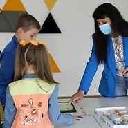 pracownik UKE i dzieci podczas zajęć programowania