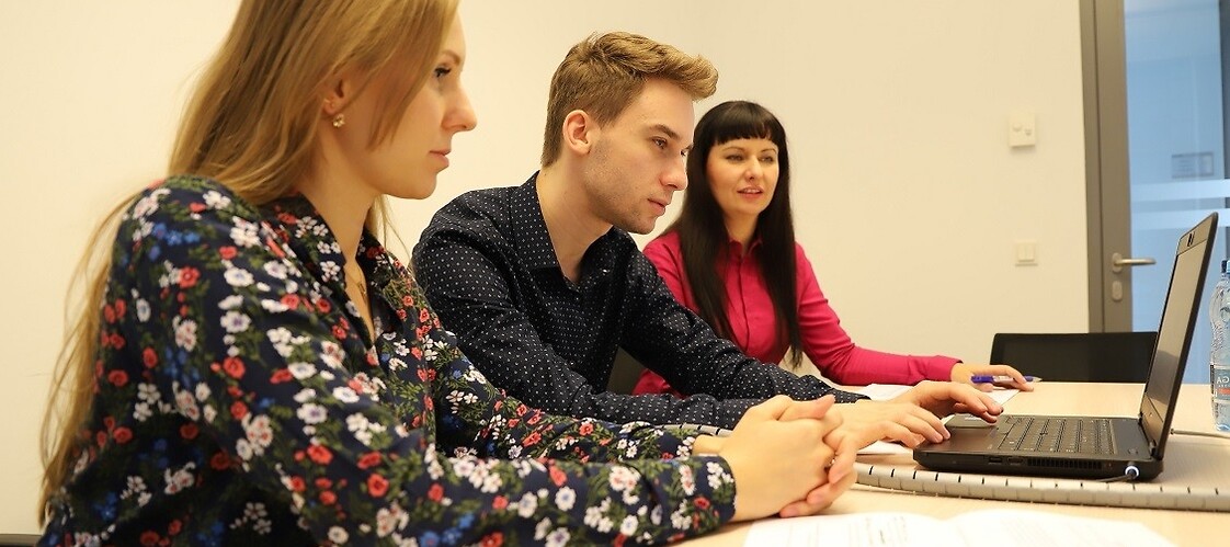 Troje ekspertów UKE prowadzi webinar, siedząc przed komputerem.