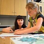 Dzieci i ekspert UKE grają na planszy Scottie GO