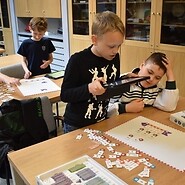 Dzieci i ekspert UKE grają na planszy Scottie GO
