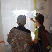 Dzieci zwiedzają wystawę MIT w Krakowie