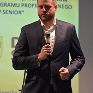 Minister Cieszyński mówi przez mikrofon