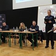 policjanci przy stole konferencyjnym