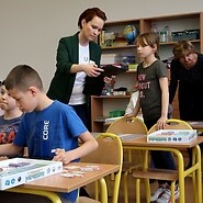 Edukatorka UKE i uczniowie podczas zajęć