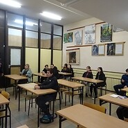 dzieci w klasie słuchają wykładu