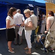 Ekspertka UKE rozmawia z seniorką odwiedzającą stoisko