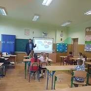 Klasa, dzieci i ekspert UKE.