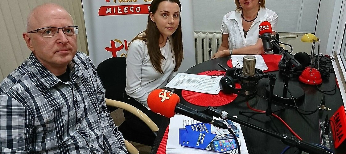 3 osoby przy konsoli w radiu