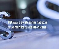 paragrafy na niebieskim tle