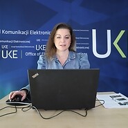 Pracownica UKE podczas prezentacji