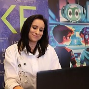 kobieta patrzaca w komputer