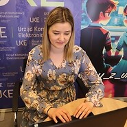 kobieta patrzaca w komputer