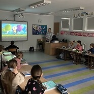 dzieci oglądają film edukacyjny