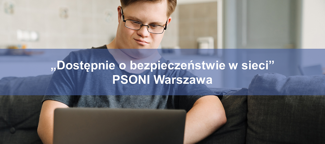 Młody człowiek siedzi na kanapie z laptopem z napisem „Dostępnie o bezpieczeństwie w sieci” PSOŃ Warszawa.