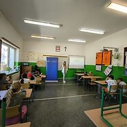 uczniowe w sali lekcyjnej
