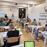 Edukatorki uke tłumaczą zasady gry