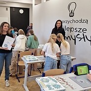 Edukatorki uke tłumaczą zasady gry