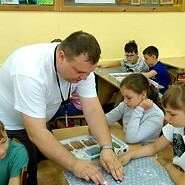 Trener UKE pomaga dziewczynkom w kodowaniu