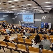 sala wykładowa i słuchacze