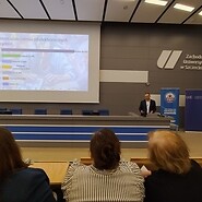 sala wykładowa i słuchacze