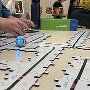 robot ozobot stoi na puzzlach