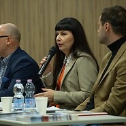 ludzie prowadzą debatę