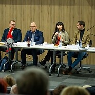 ludzie prowadzą debatę