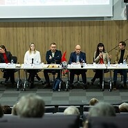 ludzie prowadzą debatę