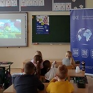 uczniowe w sali lekcyjnej