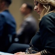 uczestniczka konferencji przegląda materiały