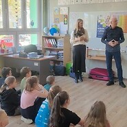 mężczyżna i kobietą prowadzą wykład