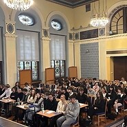 młodzież siedzi na krzesłach w auli