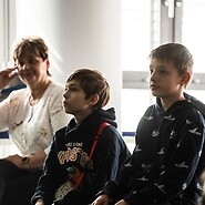 dzieci słuchają wykładu