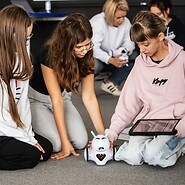 dzieci siedzą na podłodze