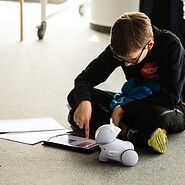 dzieci siedzą na podłodze