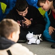 dzieci siedzą na podłodze