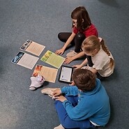 dzieci siedzą na podłodze i programują photona