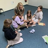 dzieci siedzą na podłodze i programują photona