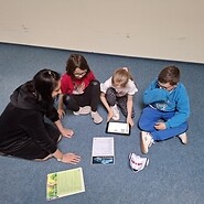 dzieci siedzą na podłodze i programują photona